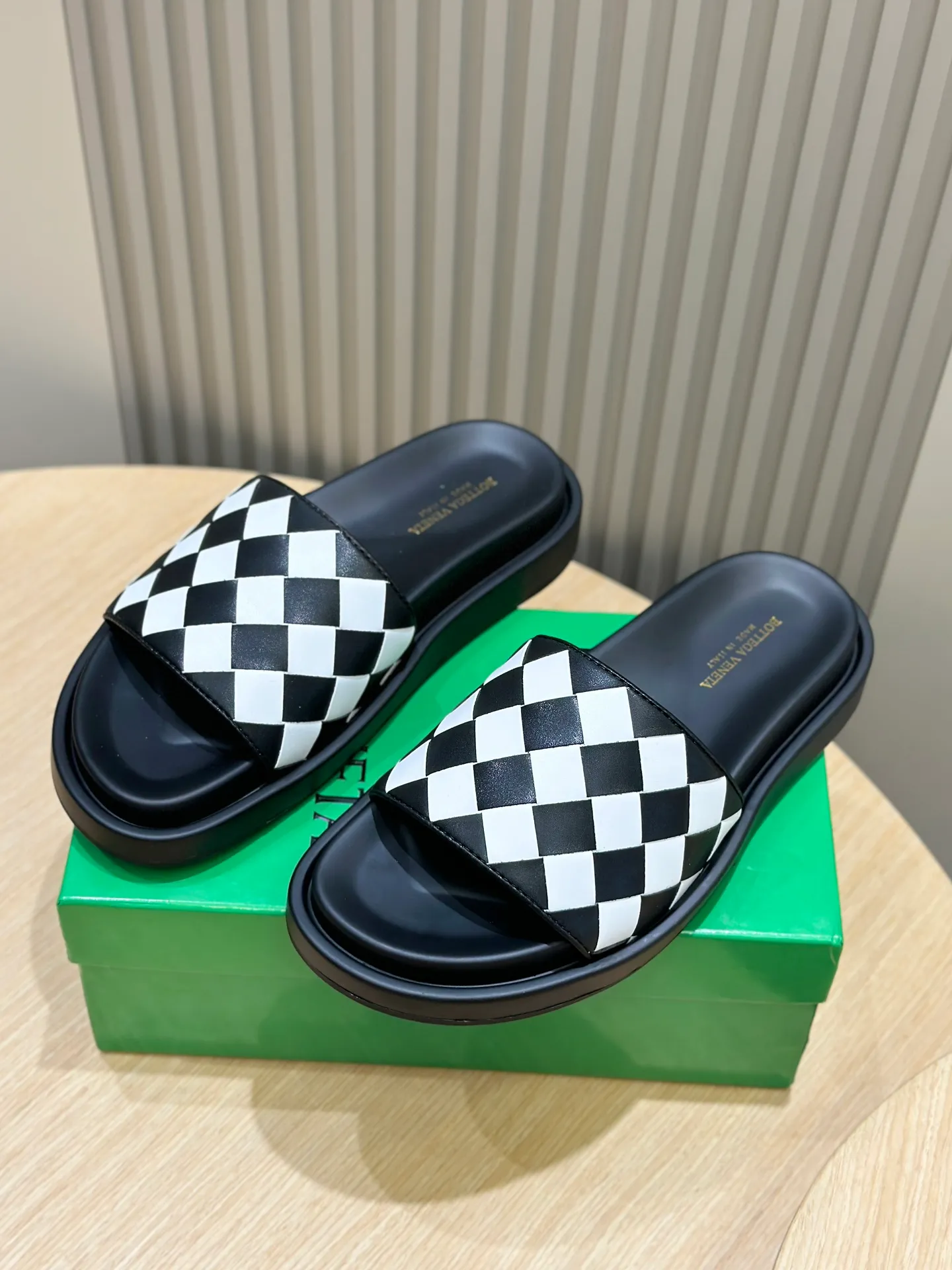 Factory price: 360💰BV hand-woven men's slippers and sandals - suitable for walking. It still emphasizes minimalism and practical wearability, but is full of vivid artistry. Super classic, luxurious and comfortable, imported cowhide + cowhide lining + lightweight outsole Size: 39-44 (customized at 38.45)